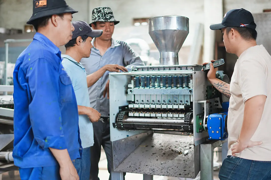 shelliing-in-cashew-processing-danielmachine svg+xml;charset=utf