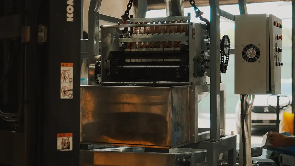 Cashew Scooping Machine with cashew shelling machine 10 blades